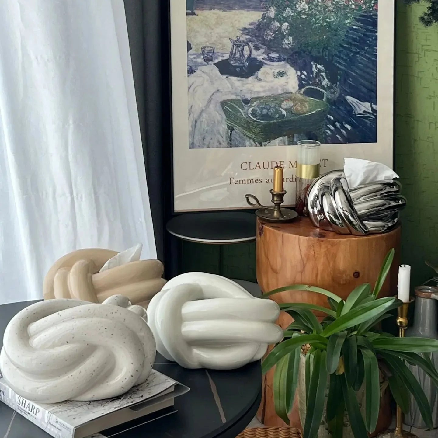 Twist Tissue Holder